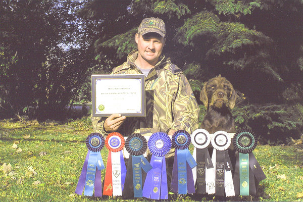 VC Cedarwoods Man O War with Mike Gowe after earning his UKC Retriever Championship. Boca has a NAVHDA Natural Ability perfect score 112 for a Prize I; A NAVHDA Utility perfect score 204 earning a Prize I: a NAVHDA Invitational perfect score 200 earning him a NAVHDA Versatile Championship; a UKC Retriever Championship in a field dominated by Labradors; and many points toward his NSTRA Championship.