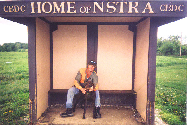VC Cedarwoods Man O War (aka Boca) at the NSTRA headquarters waiting in the holding blind for his run.  Boca is heading toward becoming the first pudelpointer to earn a NSTRA Championship.