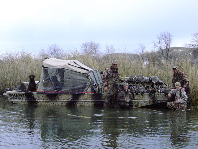 Cedarwods Daunting Spirit (aka Duffy) posing with hunters following a waterfowl hunt on Idaho's Snake River in January.  This river rivals all waterfowling areas in North America, but it demands decoy spreads of 5 dozen or more and a jetboat to get you to the "hot spots".  A river that stretches 500 yards from bank to bank and offering very demanding retrieves.